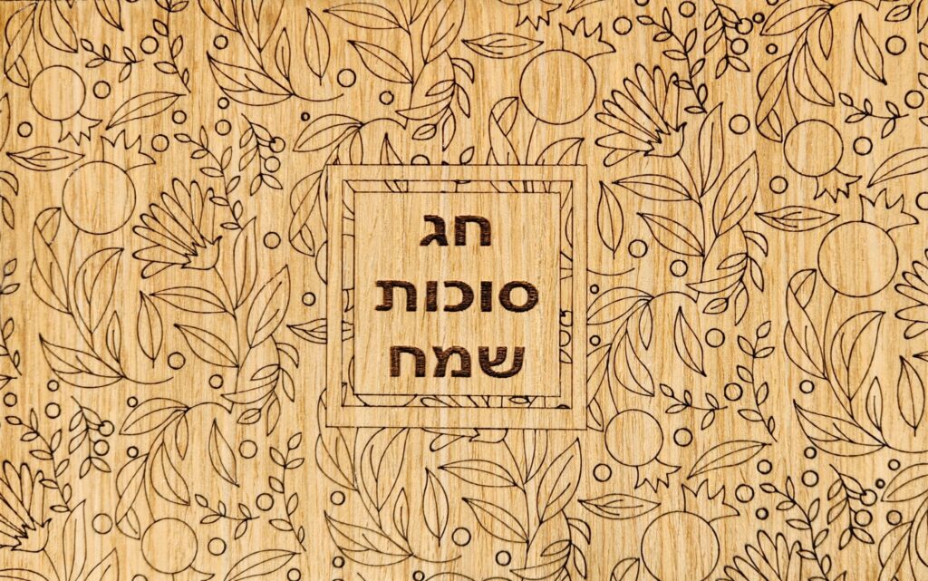 חריטת עיטורים וטקסט על לוח עץ בהיר