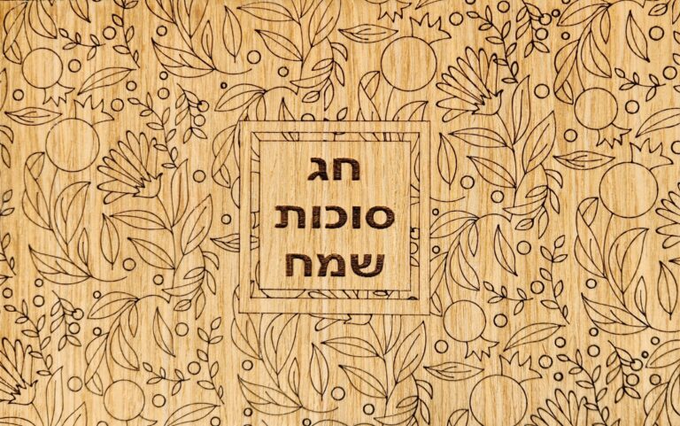 חריטת עיטורים וטקסט על לוח עץ בהיר